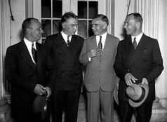 Байдуков, Чкалов, полпред СССР Трояновский и Беляков после приёма у президента США Рузвельта в Белом Доме. 28 июня 1937 г.